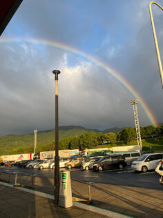 宮島サービスエリアの駐車場にて空に虹がかかっている写真