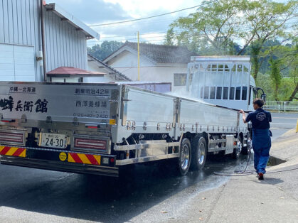 トラックの洗車をしているハラ＠総務部の写真