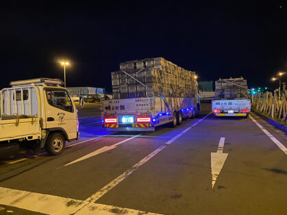 夜の青森港の駐車場に到着したトラックの写真