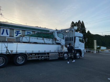 青森へ出発するトラックの写真