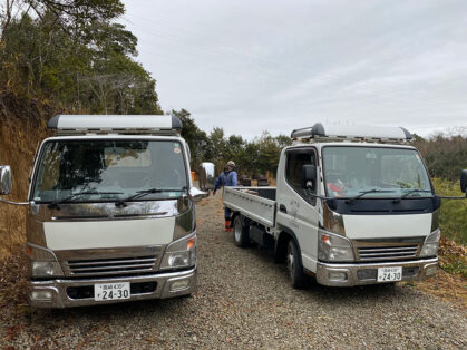 沖縄行きのトラック2台の写真