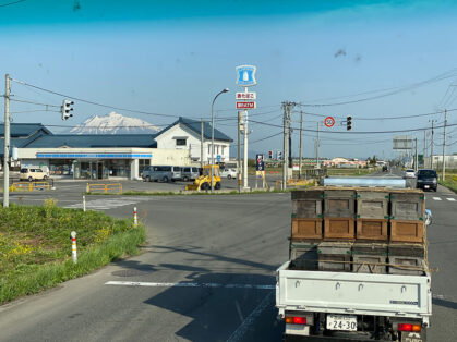 青森県内を走るトラックの写真