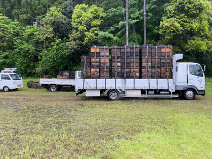 雨の宮崎に到着したトラックの写真