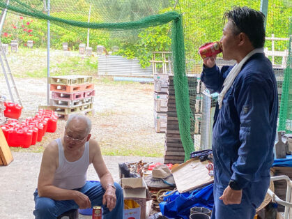 社長と一緒にビールを飲む井上さんの写真
