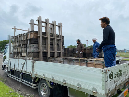 トラックの荷台で作業中の養蜂部