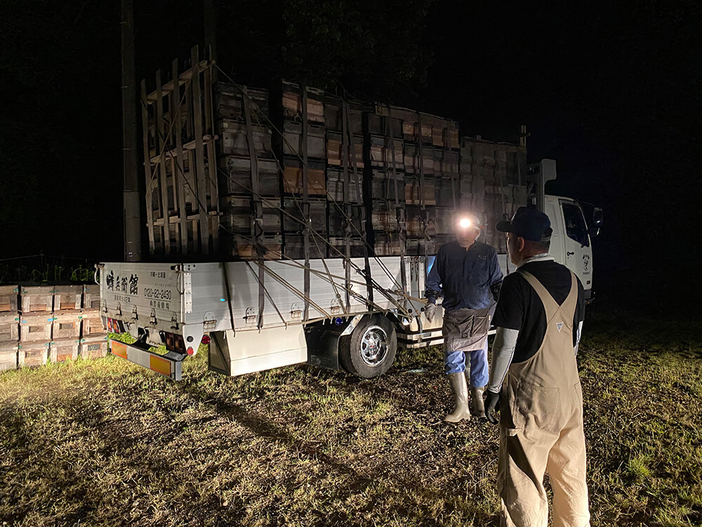 大型のトラックに巣箱を積んだ写真