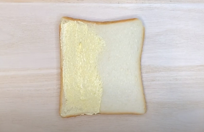 半分にバターを塗った食パン