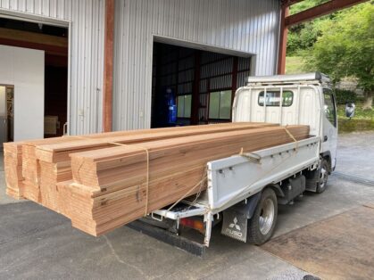 木材を積んでいるトラック