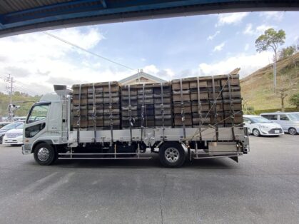 たくさんの巣箱を積んだトラックが会社に到着したところ