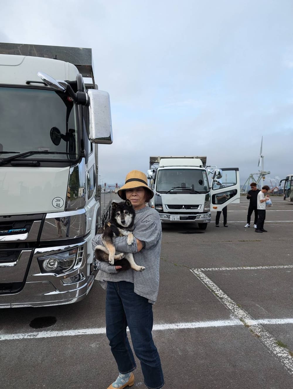 だっこされている養蜂犬ベン