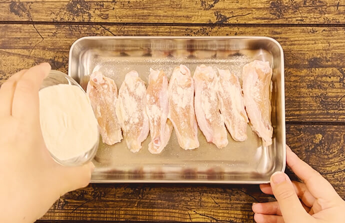 手羽中に小麦粉をまぶす様子