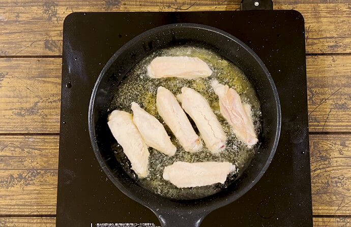 油できつね色になるまで揚げ焼きにする様子