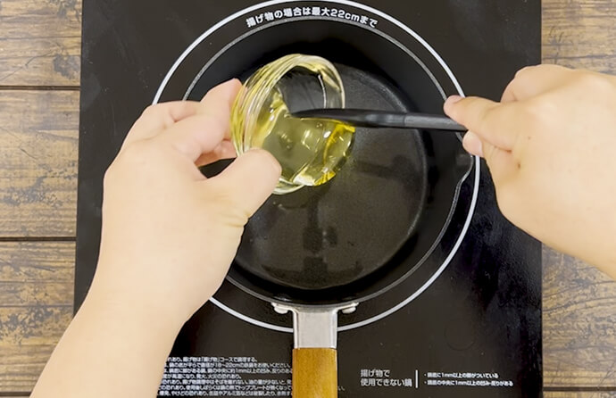 青森産アカシアはちみつを加える様子