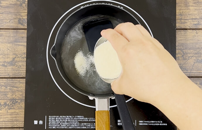 粉ゼラチンを少しずつ加える様子