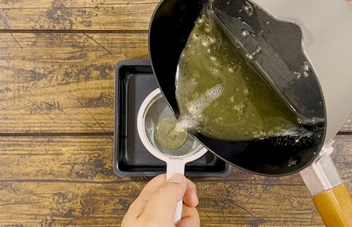 型に漉しながら流し入れる様子