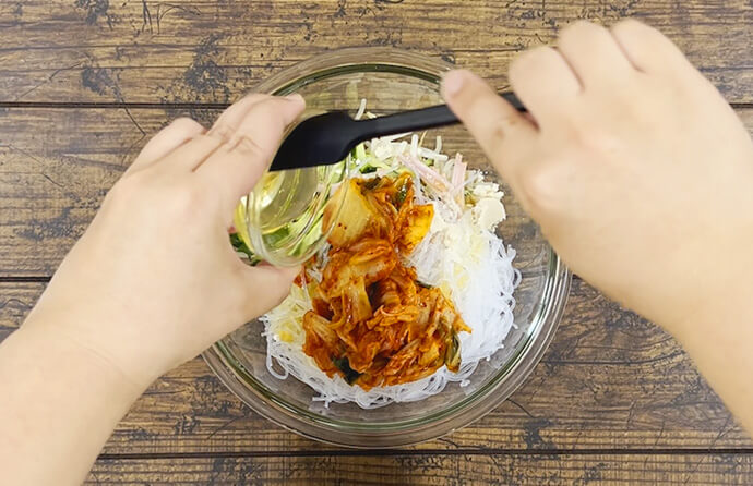 調味料を加える様子