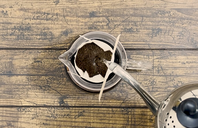 コーヒーをドリップする様子