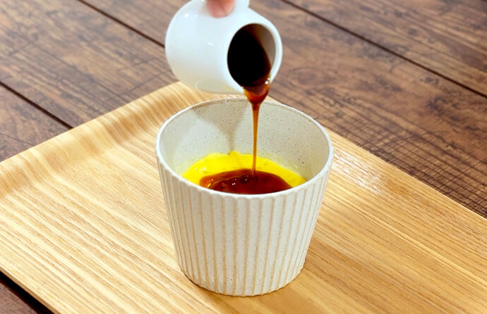 北海道産そばはちみつをかける様子