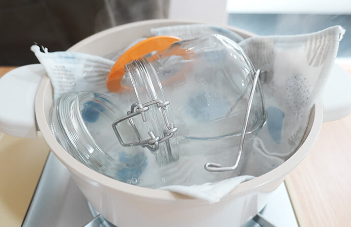 ガラス瓶を消毒する様子