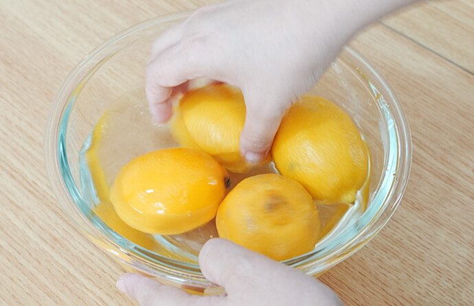 レモンを洗う様子