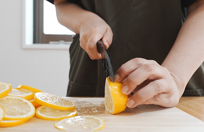レモンを輪切りにする様子