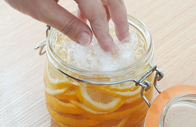 ラップで密閉する様子