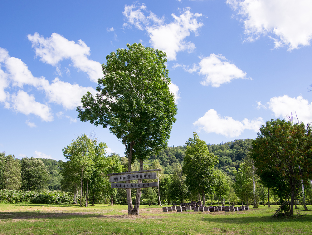広大な土地の朱鞠内の西澤養蜂場作業場