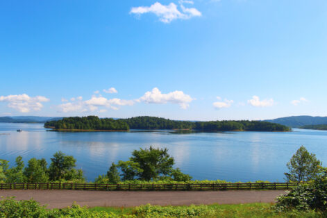 採蜜地に近い朱鞠内湖の景色