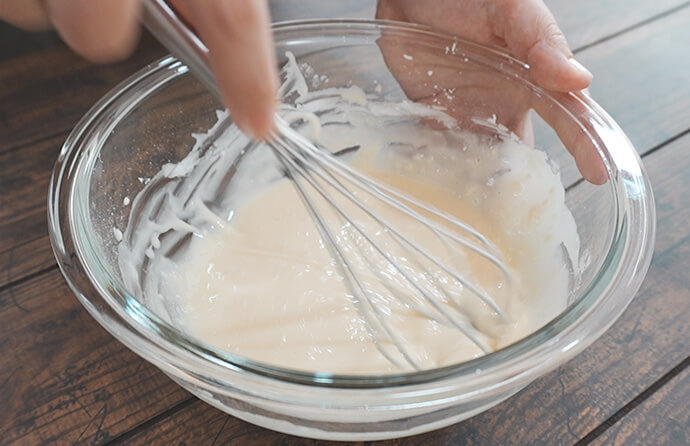 ①を②に加えて混ぜ合わせる様子