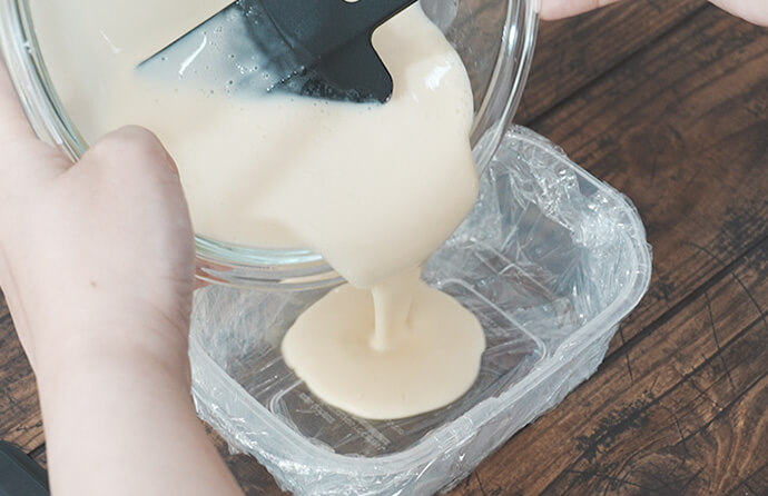 容器に生地を流し入れる様子