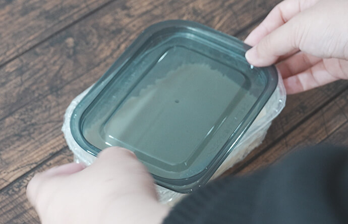 ラップで密閉する様子