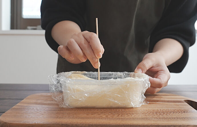 竹串を刺す様子