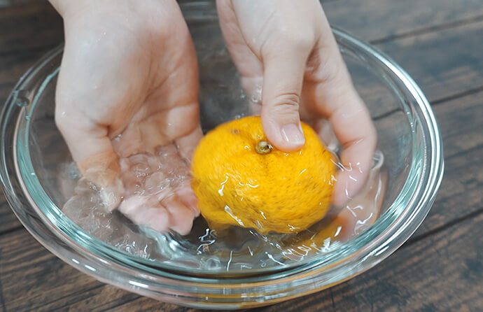 ゆずを水洗いする様子