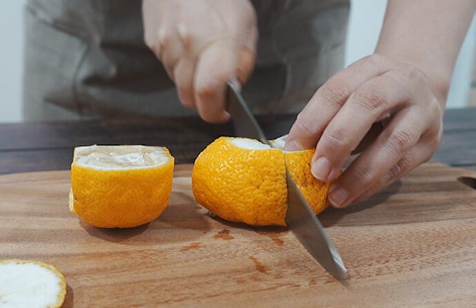 ゆずを切る様子