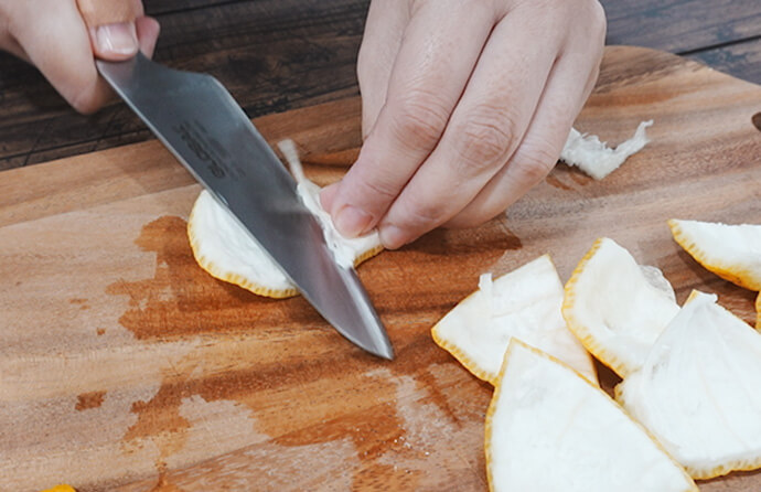 ゆずの皮を切る様子