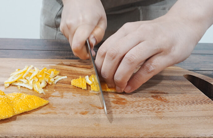 ゆずの皮を切る様子