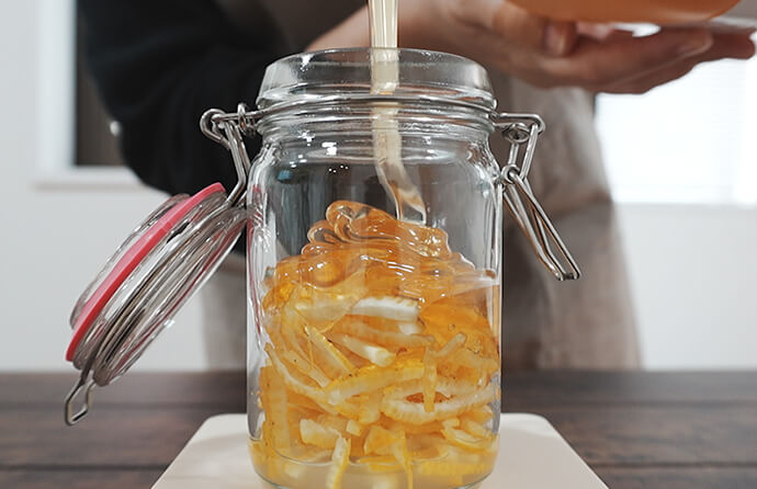 瓶にゆずとはちみつを入れる様子