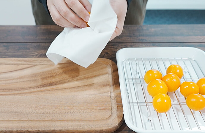 きんかんの水分を拭き取る様子