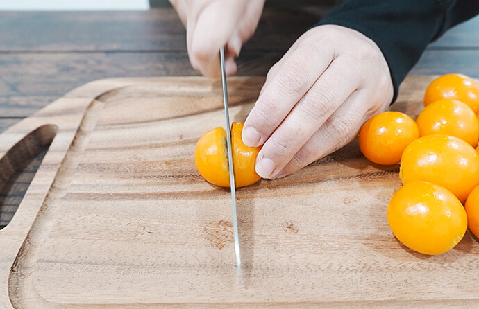 きんかんをカットする様子